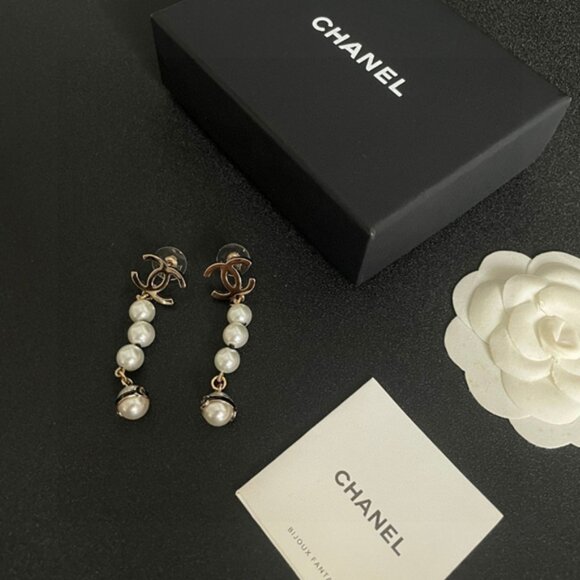 CHANEL Earrings - Picture 2 of 3